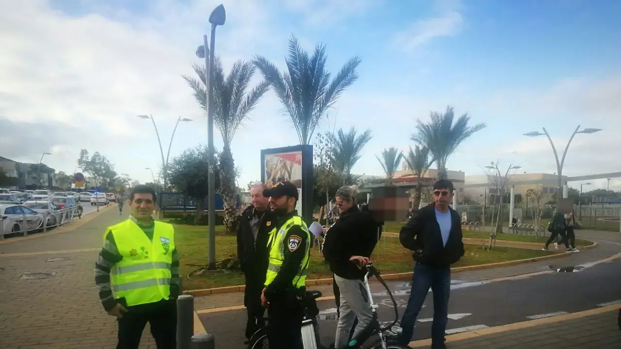 מבצע אכיפה ממוקד כלפי תלמידים הרוכבים בצורה לא חוקית עם אופניים חשמליים, בית ספר המעיין, ראשון לציון. ינואר 2017 מבצע אכיפה ממוקד כלפי תלמידים הרוכבים בצורה לא חוקית עם אופניים חשמליים, בית ספר המעיין, ראשון לציון. ינואר 2017