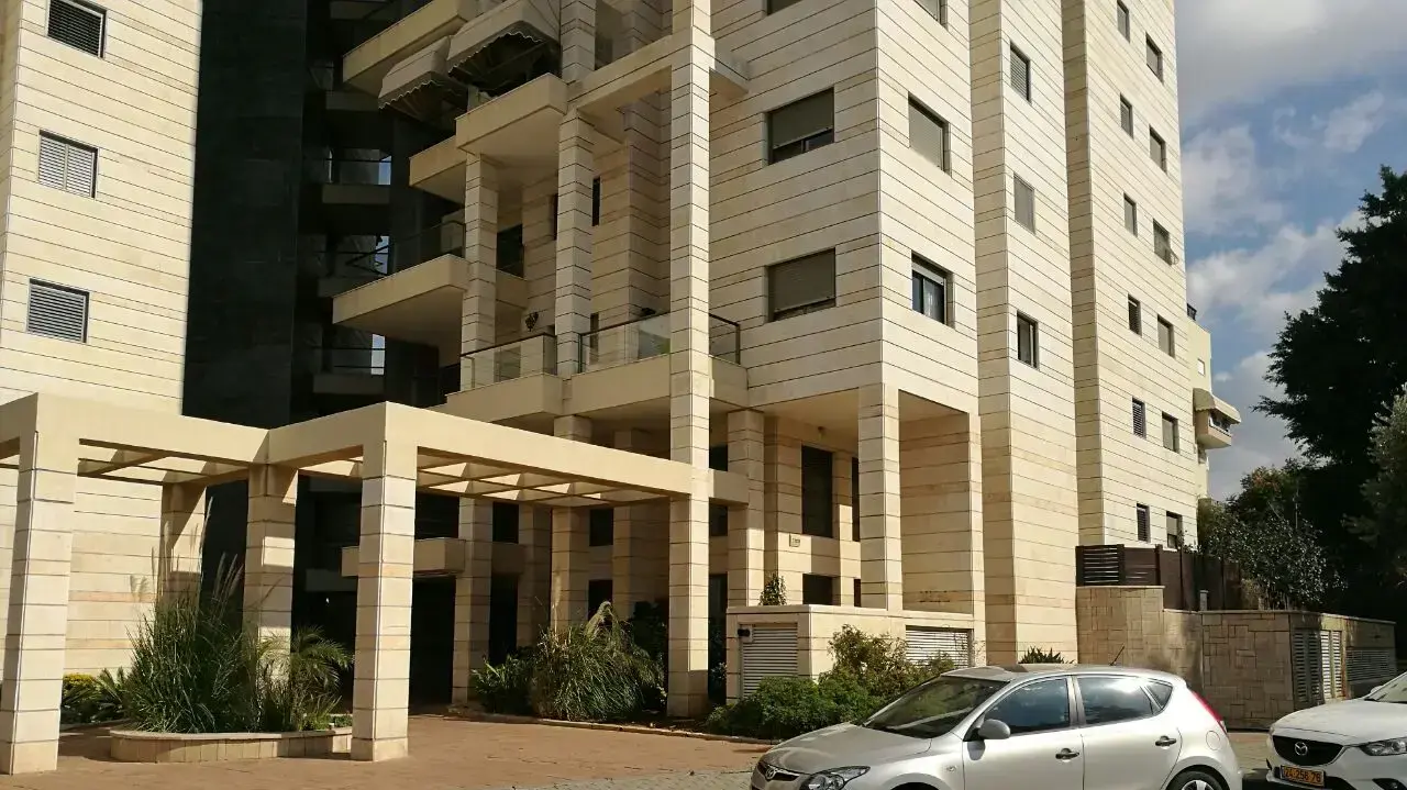 הבית בו על פי החשד תקף מבקש מקלט סודאני נערה, רחוב אברבנאל, פתח תקווה. ינואר 2017