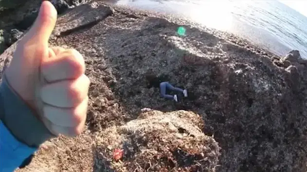 החבר זרק את חברה שלו מצוק החבר זרק את חברה שלו מצוק