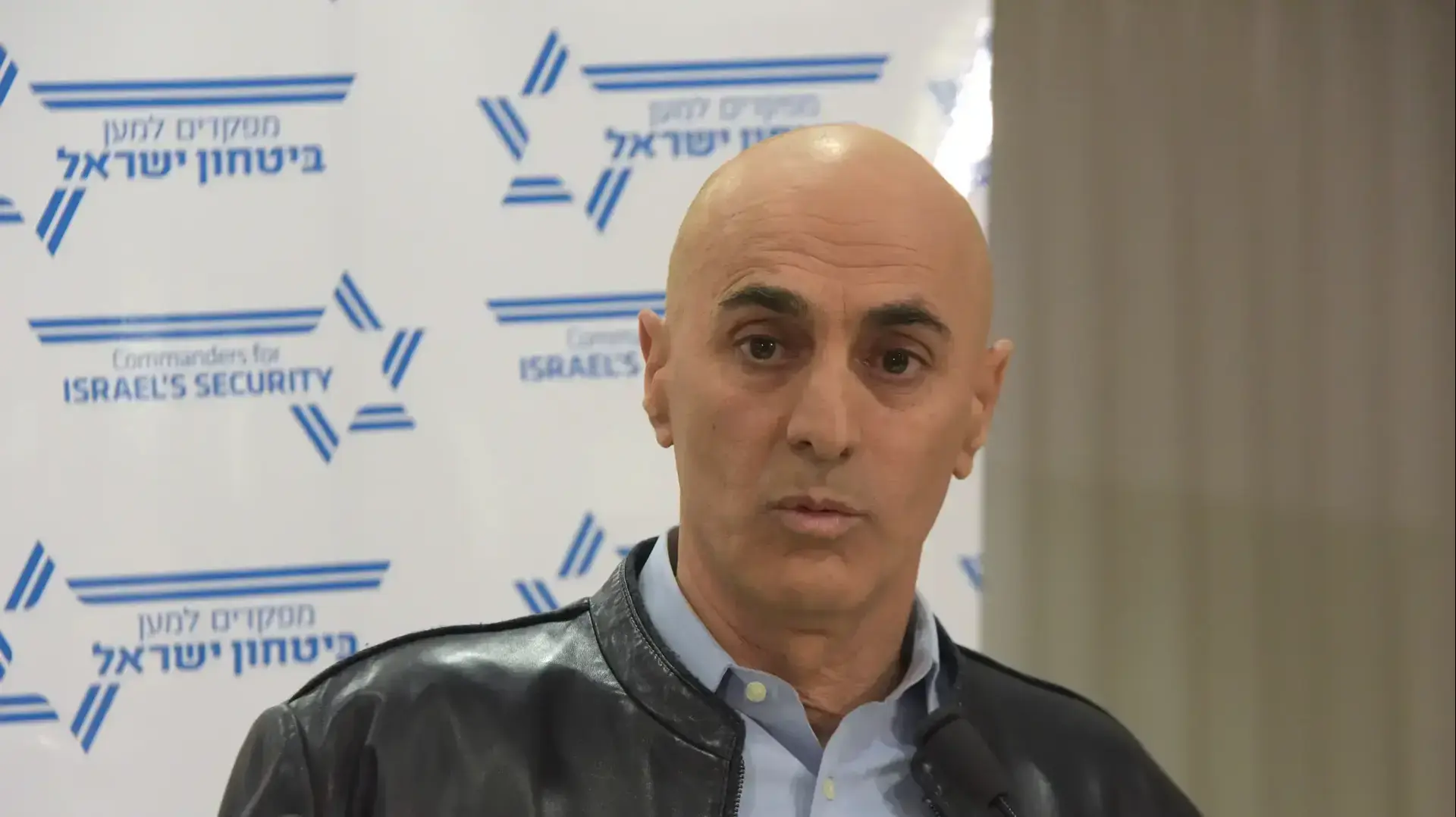 אלוף במיל' גדי שמני, מסיבת עיתונאים על תחילת קמפיין ההיפרדות מהפלסטינים ביוזמת תנועת "מפקדים למען ביטחון ישראל". תל אביב 15 בינואר 2017 אלוף במיל' גדי שמני, מסיבת עיתונאים על תחילת קמפיין ההיפרדות מהפלסטינים ביוזמת תנועת "מפקדים למען ביטחון ישראל". תל אביב 15 בינואר 2017