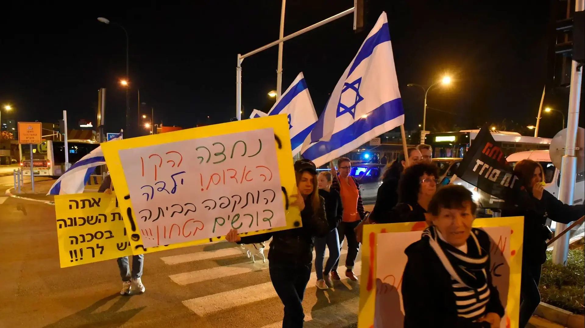 הפגנה נגד מבקשי מקלט השוהים בפתח תקווה, 15 בינואר 2017 הפגנה נגד מבקשי מקלט השוהים בפתח תקווה, 15 בינואר 2017