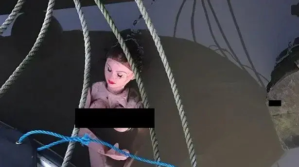 בובת מין שנמצאה בנהר בובת מין שנמצאה בנהר