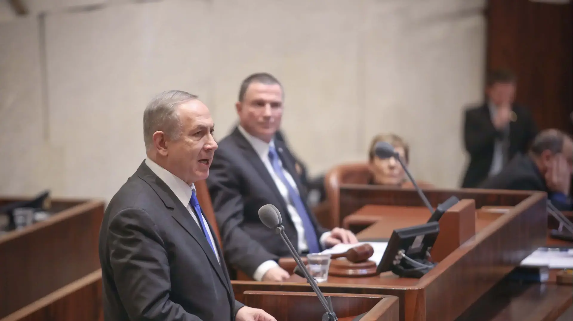 חבר הכנסת זאב אלקין וראש הממשלה בנימין נתניהו במליאת הכנסת, 16 בינואר 2017