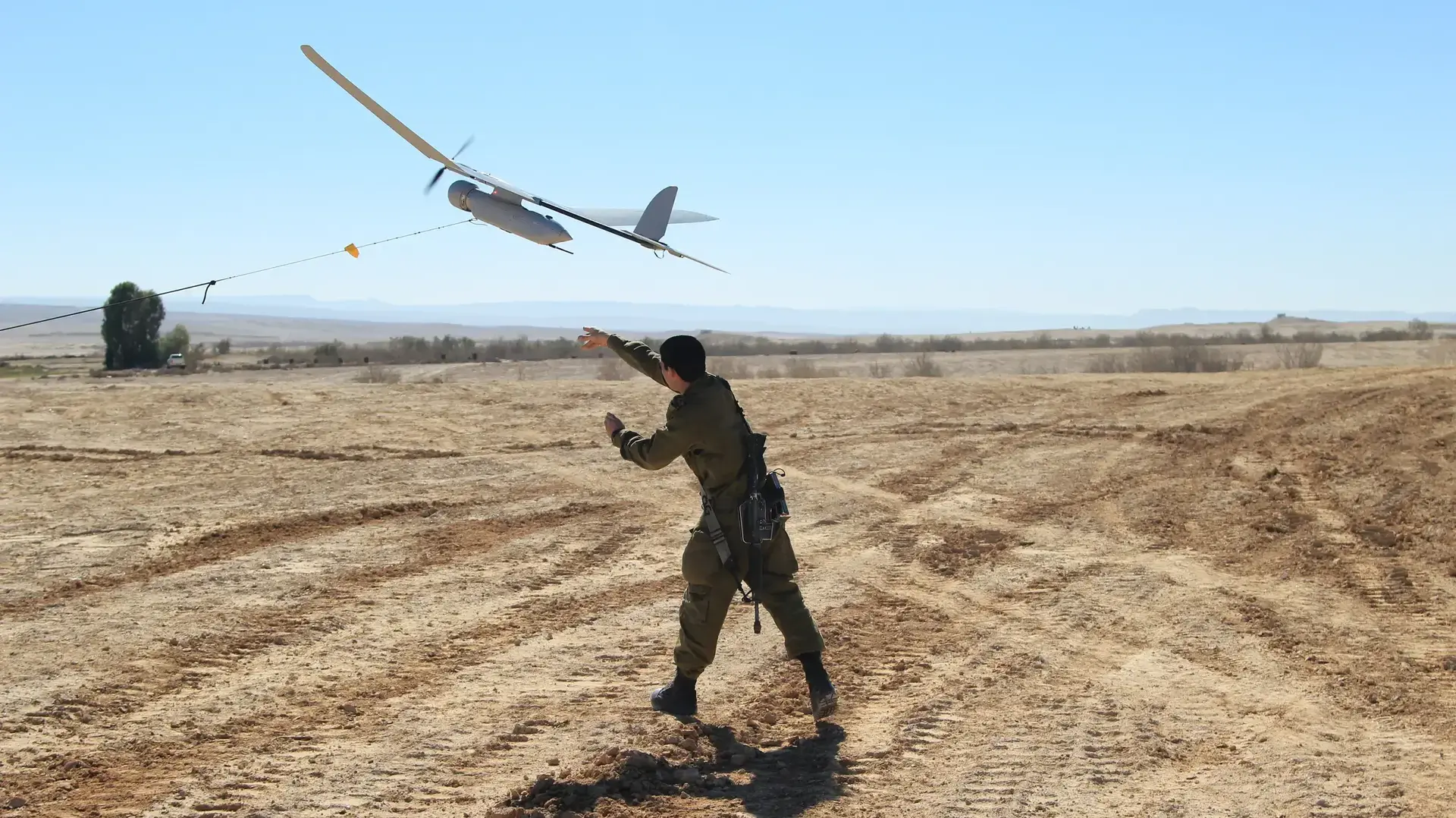 חייל מיחידת רוכב שמיים בעת המראתו של מזל"ט , ינואר 2013