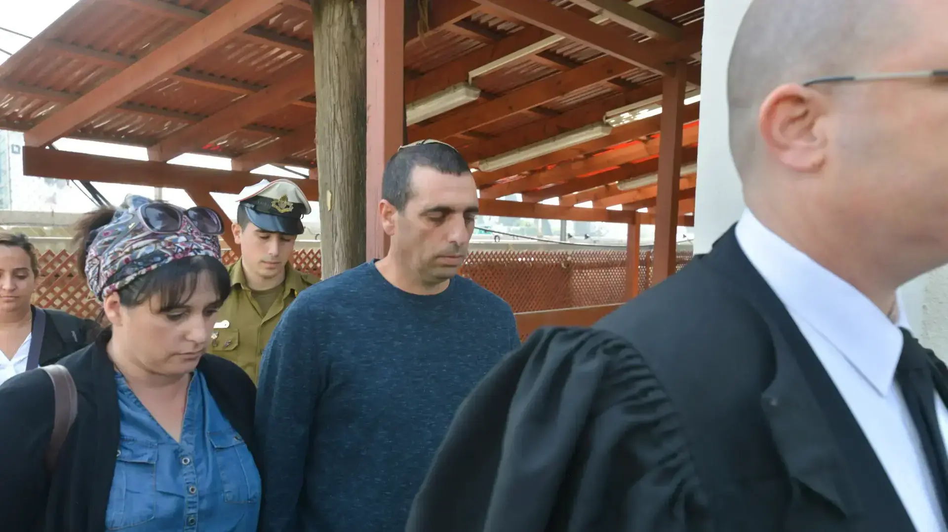 אלוף משנה אופק בוכריס , רעייתו ופרקליטו בכניסה לדיון הטיעונים בעונשו בבית הדין הצבאי בקריה, 17 בינואר 2017 אלוף משנה אופק בוכריס , רעייתו ופרקליטו בכניסה לדיון הטיעונים בעונשו בבית הדין הצבאי בקריה, 17 בינואר 2017