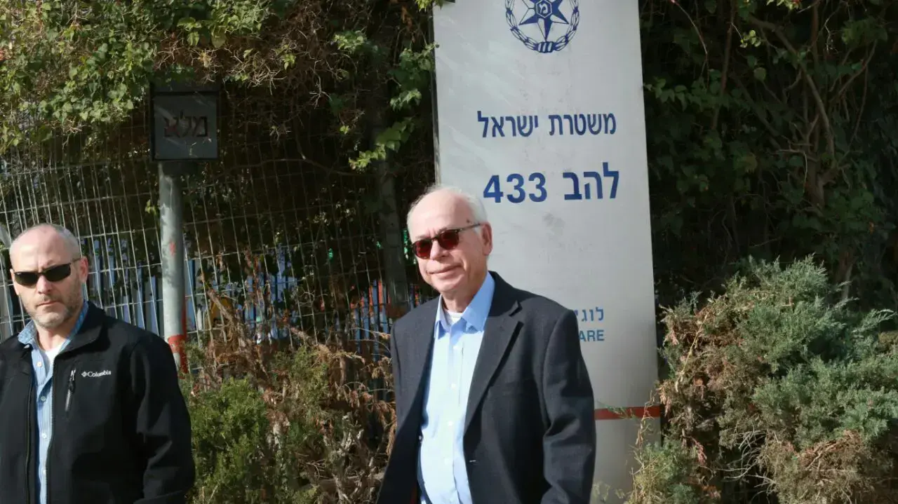 עמוס רגב העורך הראשי של עיתון ישראל היום בכניסתו לחקירה ביחידת להב 433, 17 בינואר 2017 עמוס רגב העורך הראשי של עיתון ישראל היום בכניסתו לחקירה ביחידת להב 433, 17 בינואר 2017
