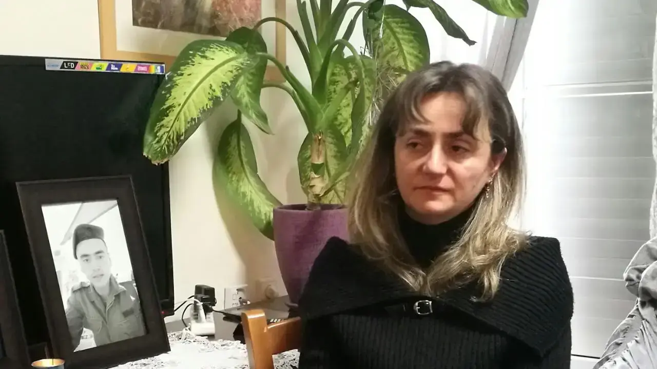 אימו של החייל סלבה גרגאי טניה יום אחריי שבנה נהרג בתאונת אימונים ברמת הגולן , 17 בינואר 2017