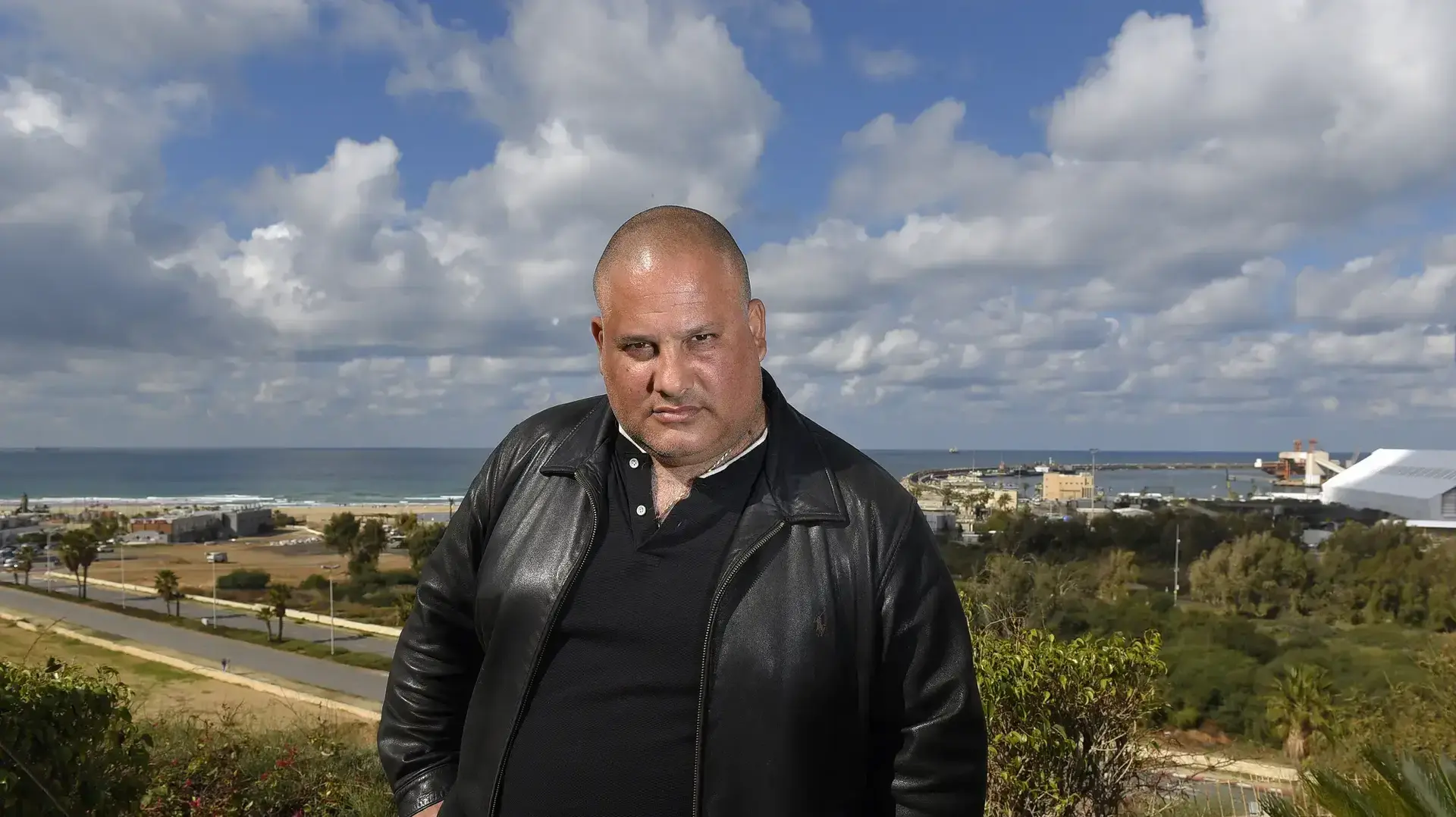 אלון חסן לשעבר יו"ר וועד העובדים בנמל אשדוד על רקע הנמל, ינואר 2017 אלון חסן לשעבר יו"ר וועד העובדים בנמל אשדוד על רקע הנמל, ינואר 2017