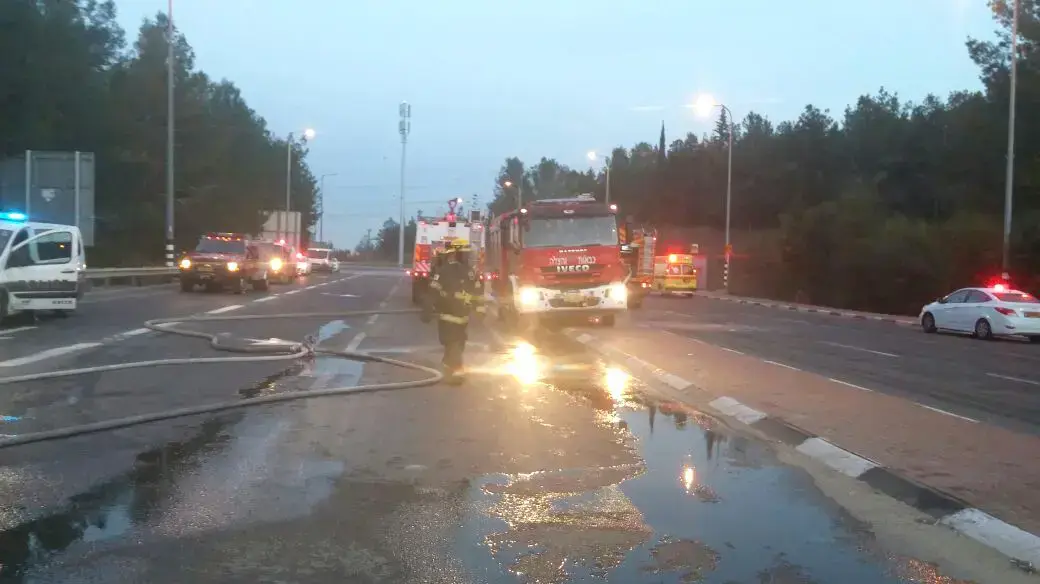 נושא: נהג משאית איבד שליטה על רכבו בכביש 443 בצומת גמזו ונהרג, 18 בינואר 2017 נושא: נהג משאית איבד שליטה על רכבו בכביש 443 בצומת גמזו ונהרג, 18 בינואר 2017