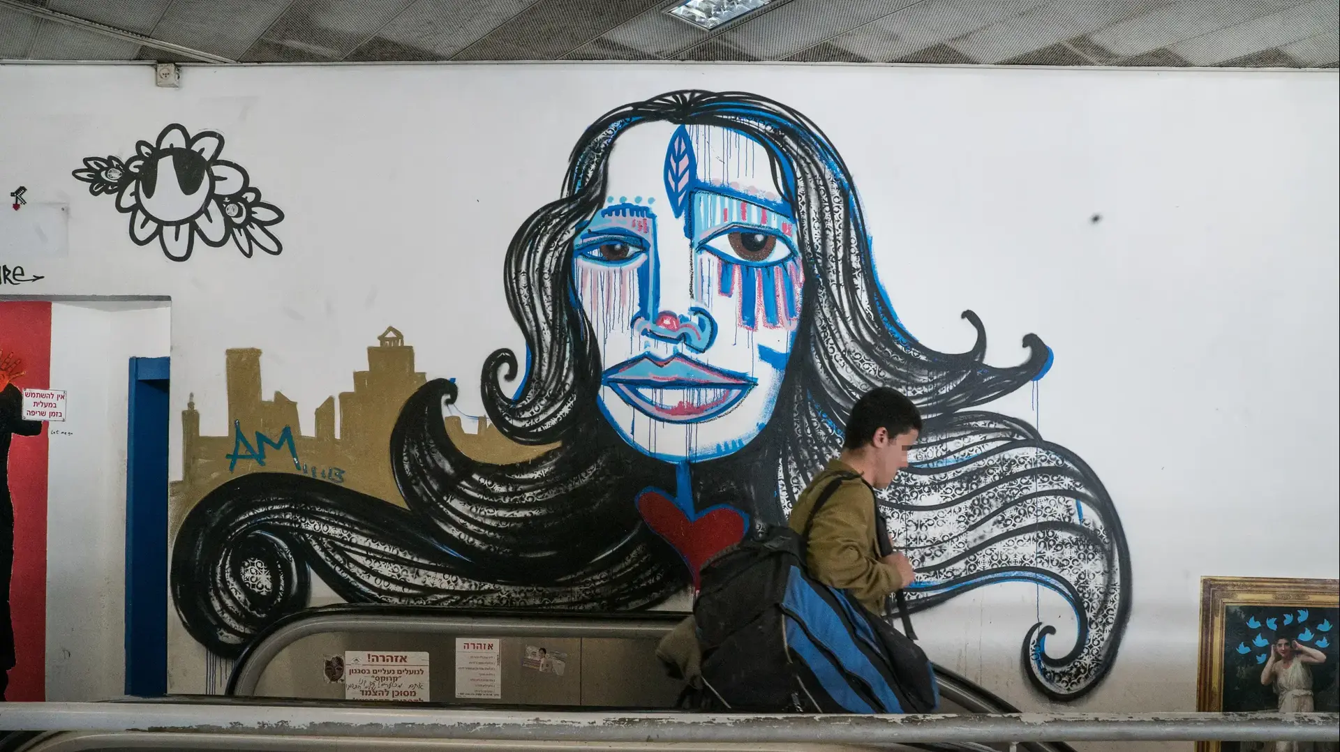גראפיטי בקומה השביעית בתחנה המרכזית בתל אביב