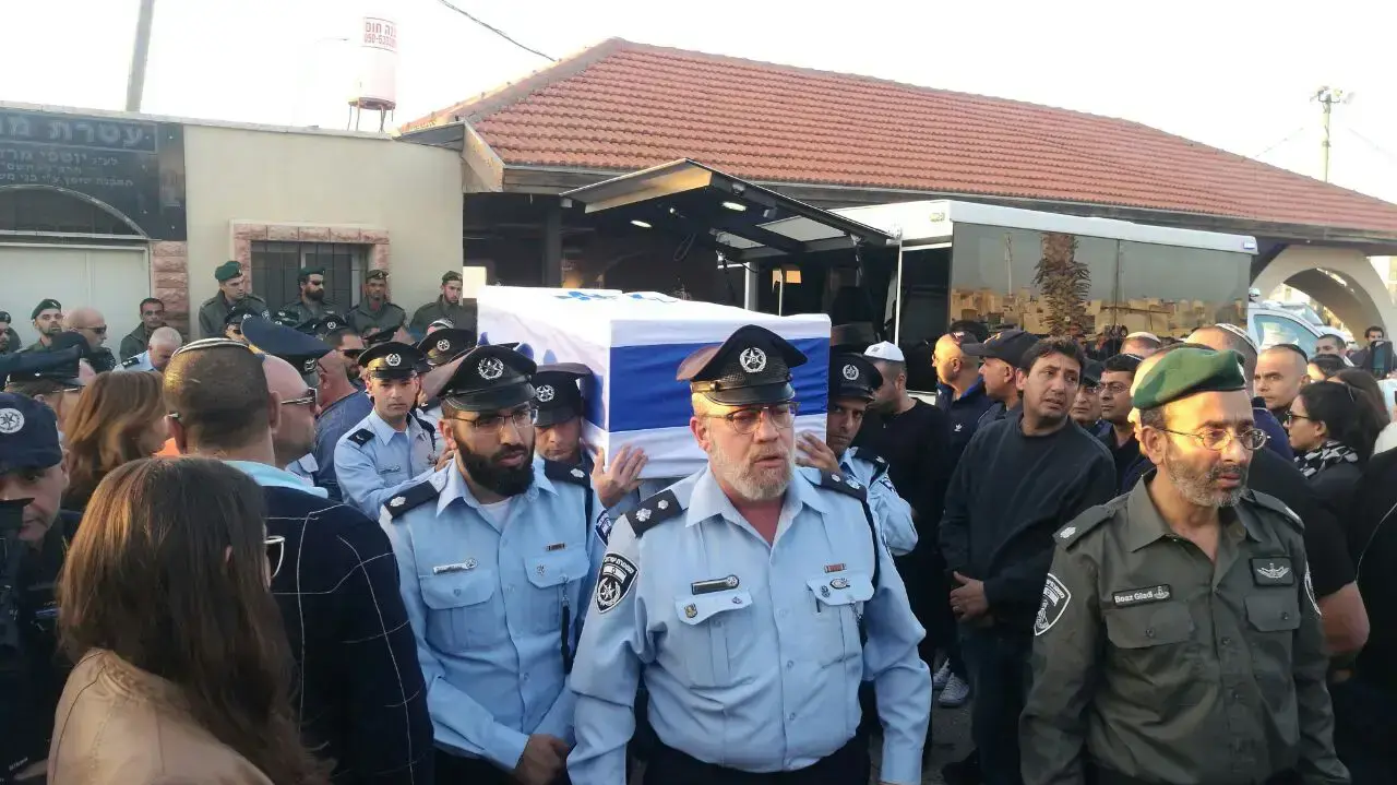 ארונו של השוטר ארז לוי שנהרג כתוצאה מדריסה באום אל חיראן , יבנה 18 בינואר 2017 ארונו של השוטר ארז לוי שנהרג כתוצאה מדריסה באום אל חיראן , יבנה 18 בינואר 2017