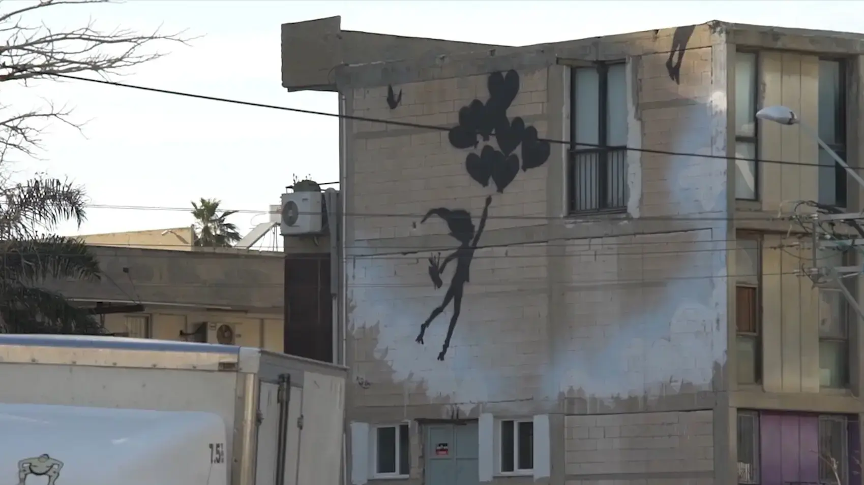 ציור גרפיטי על בניין גבוה ציור גרפיטי על בניין גבוה