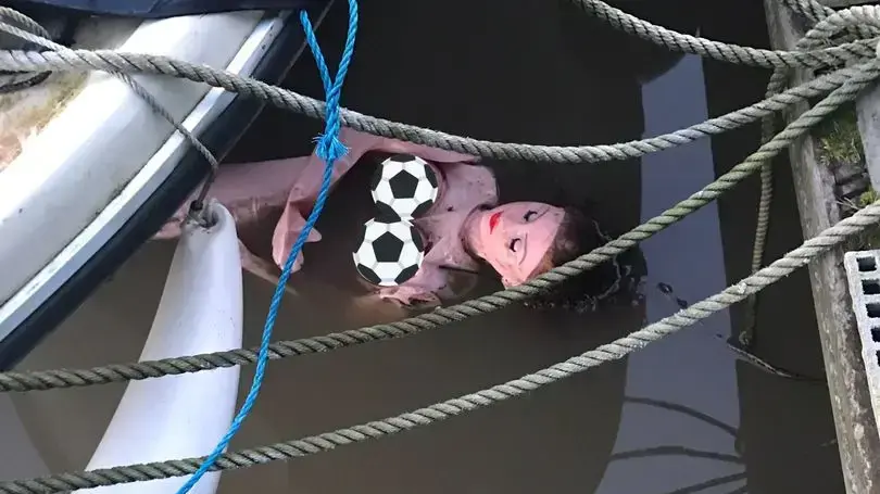 בובת מין בנהר באנגליה בובת מין בנהר באנגליה