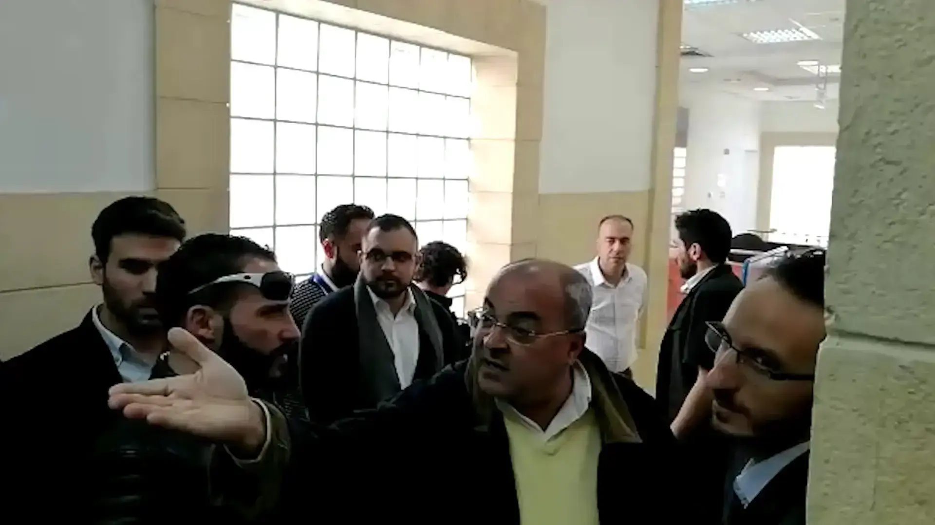 תיעוד: ח"כ טיבי התעמת עם עו"ד אמיר: "התפקיד שלך הוא עורך דין של רוצחי ערבים"