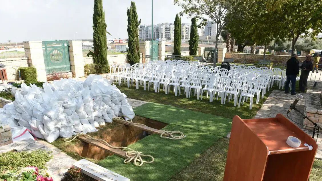 חלקת הקבר של החייל סלבה גרגאי שנהרג בתאונה בבסיס אל פורן, בית העלמין הצבאי ראשון לציון. ינואר 2017 חלקת הקבר של החייל סלבה גרגאי שנהרג בתאונה בבסיס אל פורן, בית העלמין הצבאי ראשון לציון. ינואר 2017