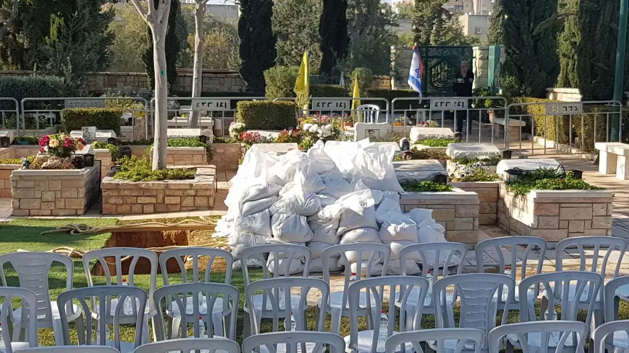 חלקת הקבר של החייל סלבה גרגאי שנהרג בתאונה בבסיס אל פורן, בית העלמין הצבאי ראשון לציון. ינואר 2017 חלקת הקבר של החייל סלבה גרגאי שנהרג בתאונה בבסיס אל פורן, בית העלמין הצבאי ראשון לציון. ינואר 2017