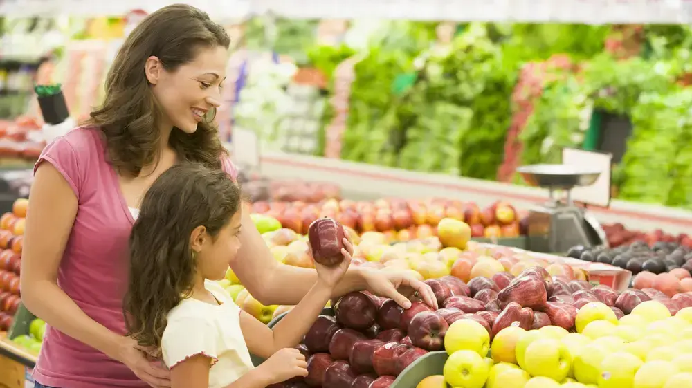 אם ובת קונות פירות בסופר אם ובת קונות פירות בסופר