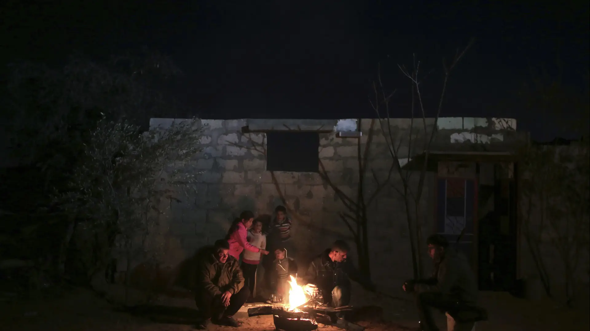 משפחות בחשכה במהלך הפסקת זרם החשמל בעזה, ינואר 2017 משפחות בחשכה במהלך הפסקת זרם החשמל בעזה, ינואר 2017