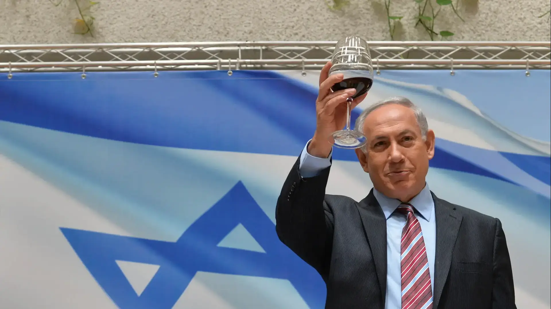 ראש הממשלה בנימין נתניהו עם ראש המוסד תמיר פרדו בטקס הרמת כוסית לשנה החדשה במטה המוסד במרכז הארץ, ספטמבר 2014 ראש הממשלה בנימין נתניהו עם ראש המוסד תמיר פרדו בטקס הרמת כוסית לשנה החדשה במטה המוסד במרכז הארץ, ספטמבר 2014