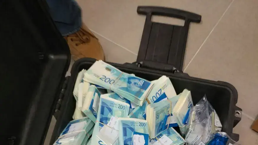 הציוד בו השתמשה כנופיה שפרצה לעסקים באמצעות טכנולוגיה לשיבוש תדרים, ינואר 2017 הציוד בו השתמשה כנופיה שפרצה לעסקים באמצעות טכנולוגיה לשיבוש תדרים, ינואר 2017