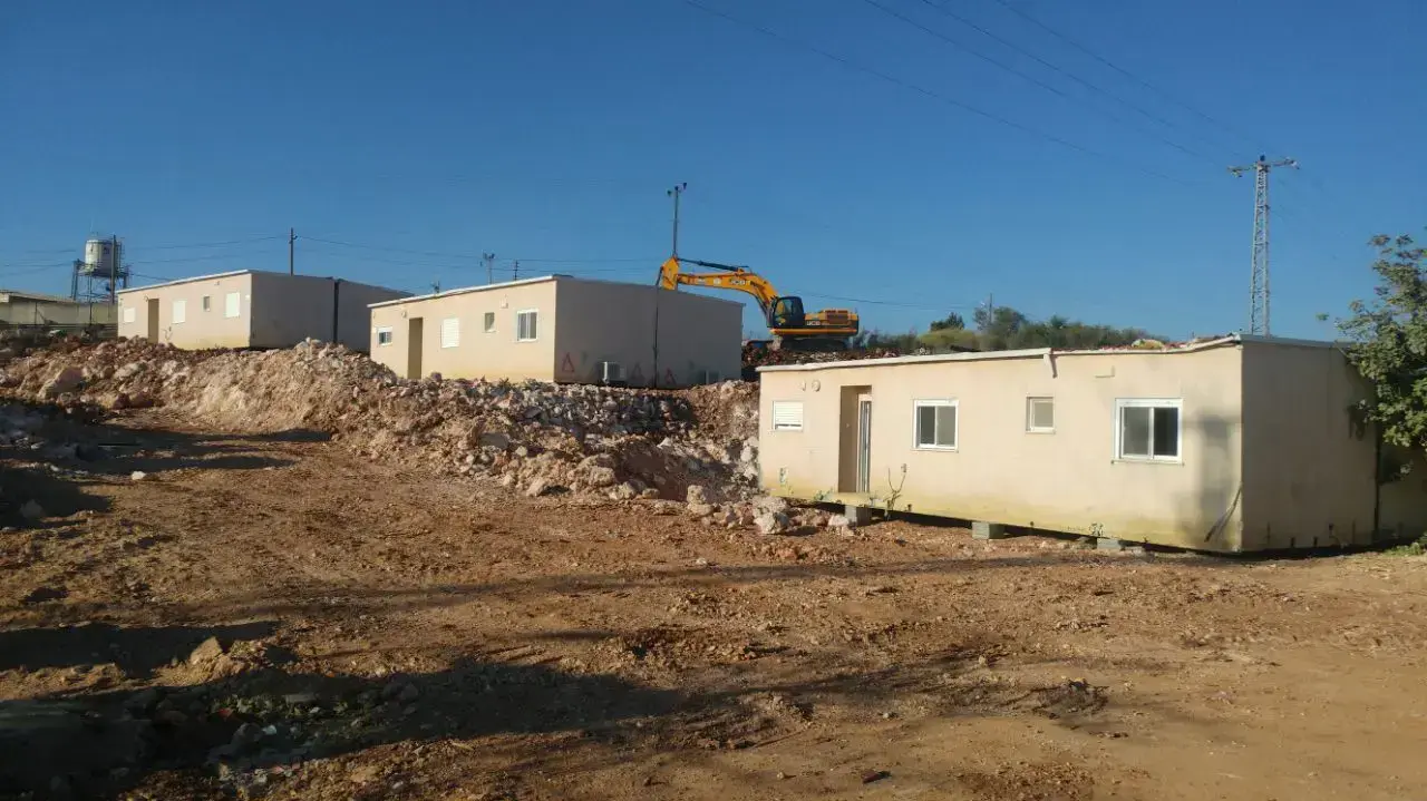 קרוואנים למפוני עמונה שנבנו על קרקע פלסטינית, 21 בינואר 2017 