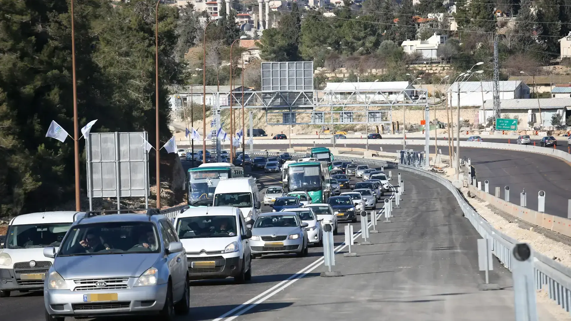 פקק תנועה בכביש 1 בדרך לירושלים. 22 בינואר 2017