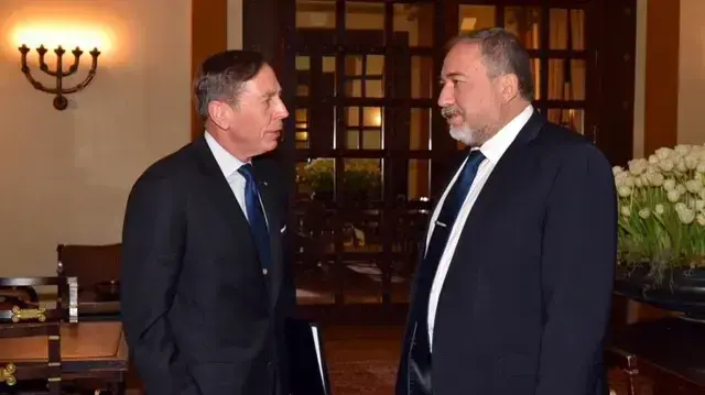 שר הביטחון אביגדור ליברמן וראש ה-CIA לשעבר הגנרל דייוויד פטראוס. ירושלים, 22 בינואר 2017 שר הביטחון אביגדור ליברמן וראש ה-CIA לשעבר הגנרל דייוויד פטראוס. ירושלים, 22 בינואר 2017