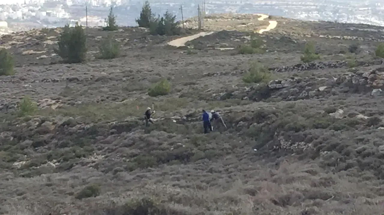 פקחי המנהל האזרחי בחלקות החלופיות למאחז עמונה, 22 בינואר 2017 פקחי המנהל האזרחי בחלקות החלופיות למאחז עמונה, 22 בינואר 2017