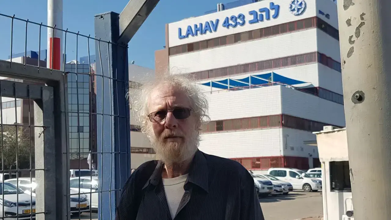 שעיה סגל, יועץ התקשורת של משפחת נתניהו, בכניסה ללהב 433, לוד. ינואר 2017