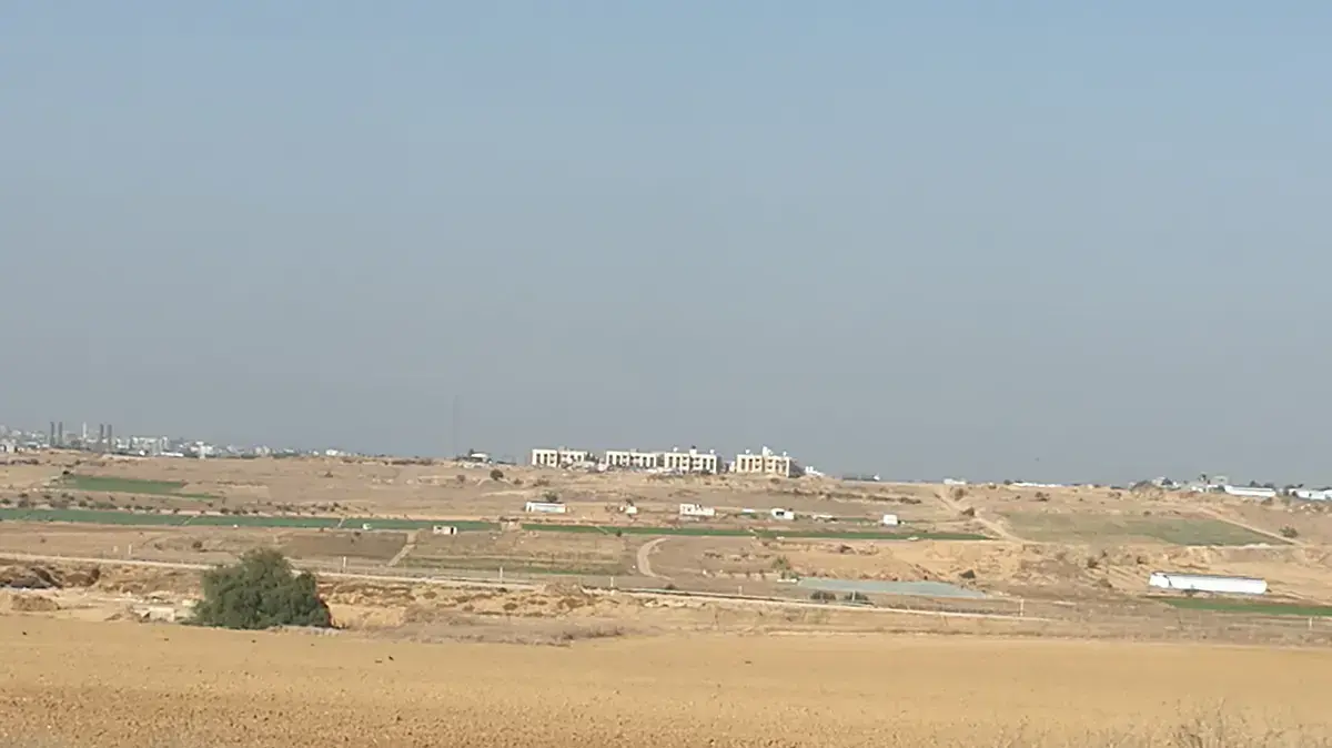 חמאס בונה בקרבת הגדר מוצבים, בתי מגורים צפופים, מפקדות ומסגדים. ינואר 2017 חמאס בונה בקרבת הגדר מוצבים, בתי מגורים צפופים, מפקדות ומסגדים. ינואר 2017