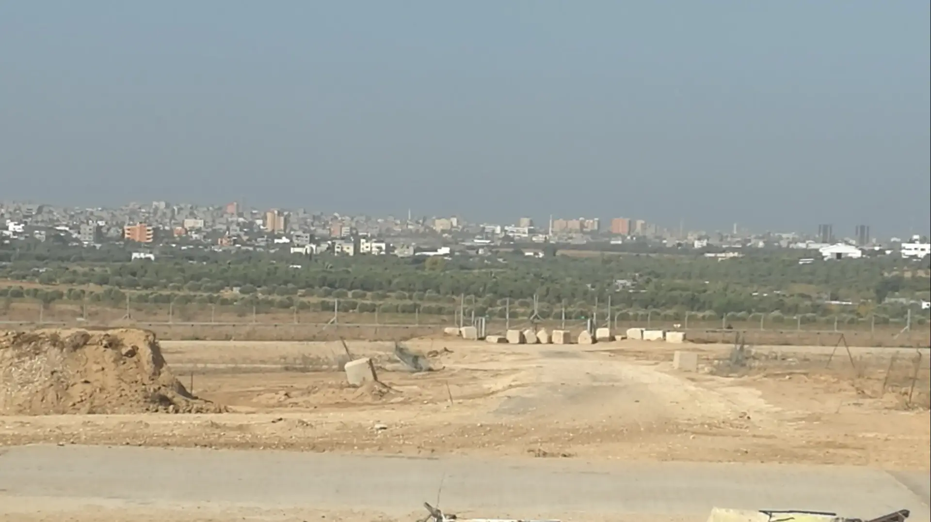 חמאס בונה בקרבת הגדר מוצבים, בתי מגורים צפופים, מפקדות ומסגדים. ינואר 2017 חמאס בונה בקרבת הגדר מוצבים, בתי מגורים צפופים, מפקדות ומסגדים. ינואר 2017
