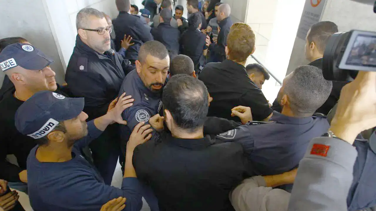 קטטה במסגרת דיון בעניינו של ראש מועצת ג'וליס סלמאן עאמר המואשם ברצח מוניר נבואני, בימ"ש מחוזי חיפה. ינואר 2017