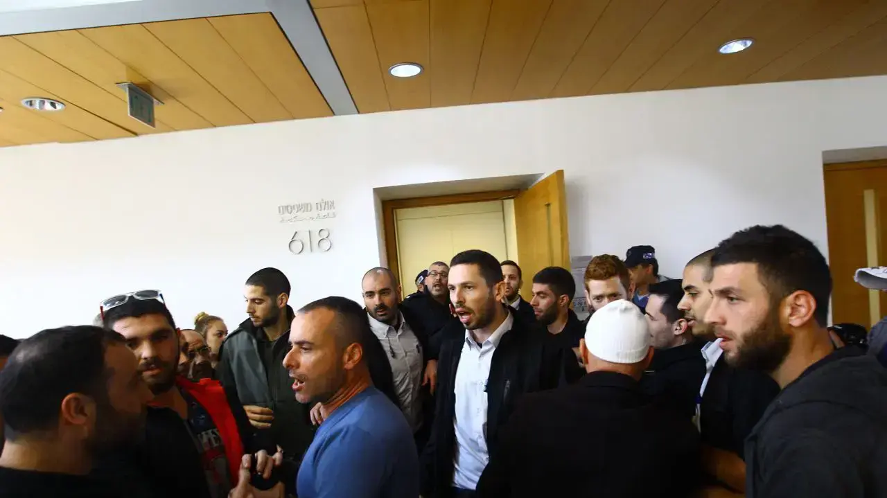 קטטה במסגרת דיון בעניינו של ראש מועצת ג'וליס סלמאן עאמר המואשם ברצח מוניר נבואני, בימ"ש מחוזי חיפה. ינואר 2017 קטטה במסגרת דיון בעניינו של ראש מועצת ג'וליס סלמאן עאמר המואשם ברצח מוניר נבואני, בימ"ש מחוזי חיפה. ינואר 2017