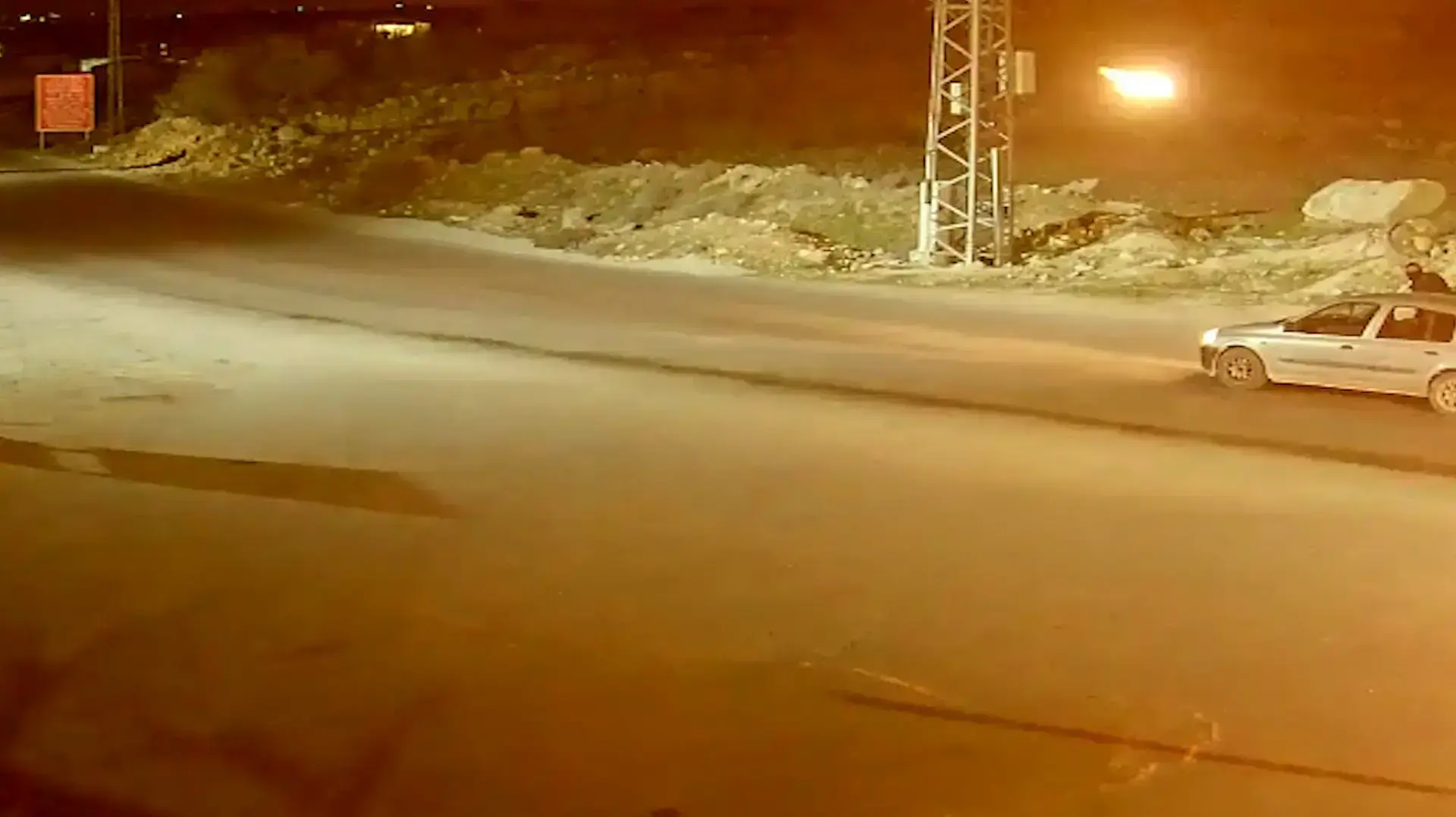 תיעוד: כוחות צה"ל ומשטרה עצרו 3 פלסטינים מבית פג'אר החשודים בזריקת בקת"בים על רכב 
