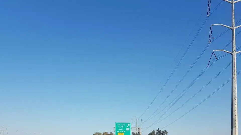 שיירה של התנועה האיסלאמית במחאה על הריסת הבתים באום אל חיראן ובקלנסווה, כביש 1, מחלף שער הגיא. ינואר 2017 שיירה של התנועה האיסלאמית במחאה על הריסת הבתים באום אל חיראן ובקלנסווה, כביש 1, מחלף שער הגיא. ינואר 2017
