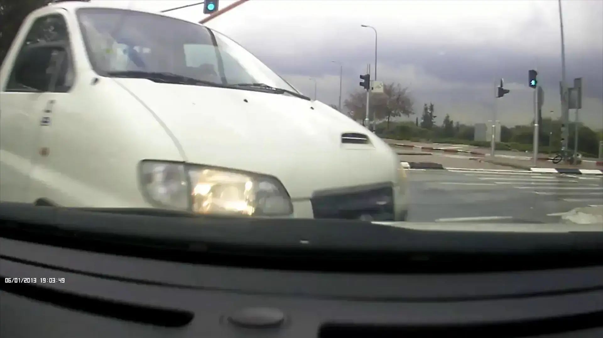 תיעוד: נהג משאית חצה את צומת הכניסה לבאר יעקב באור אדום והתנגש ברכב פרטי