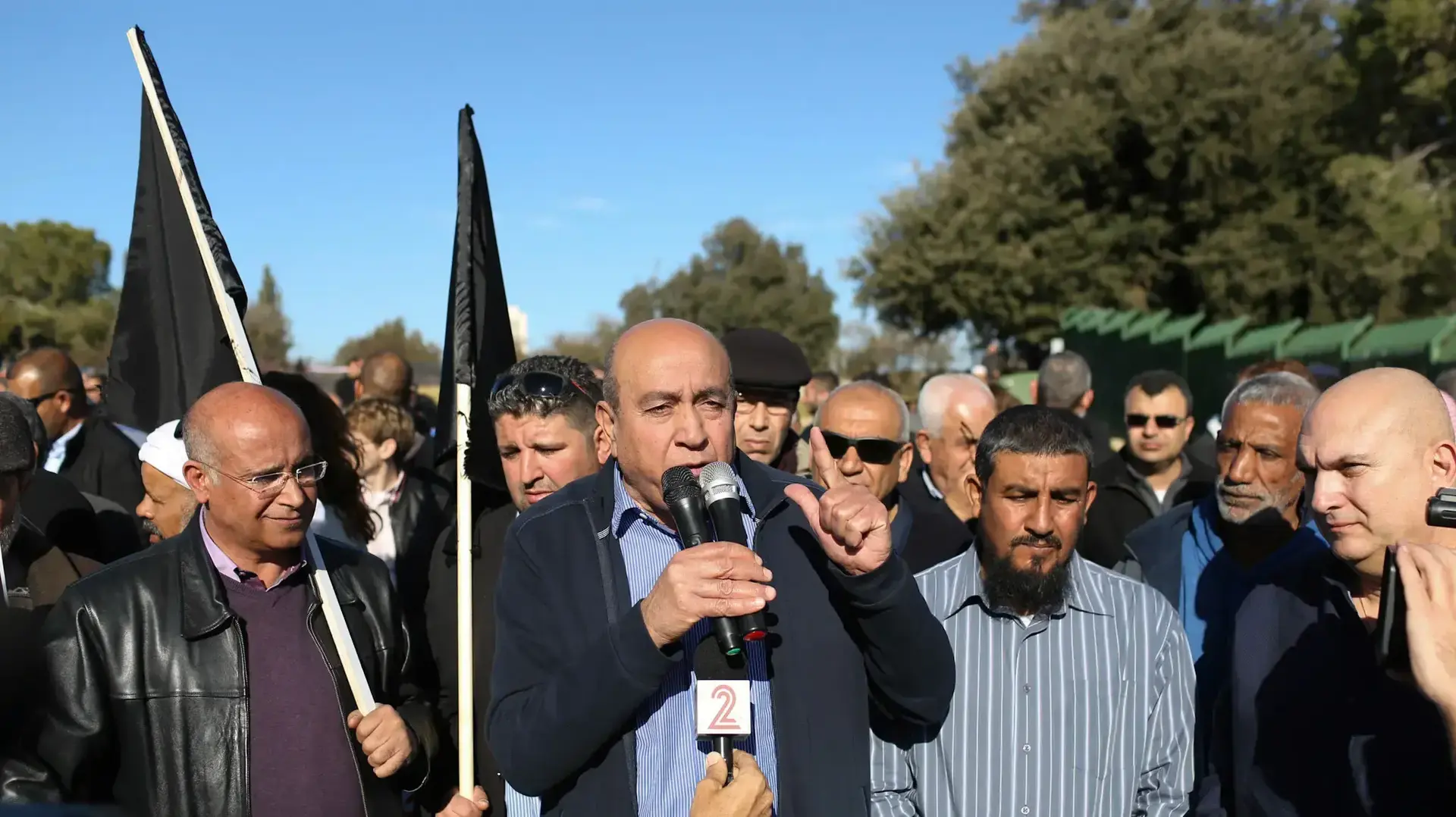 זוהיר בהלול וטלב א-סאנע בהפגנה של בדואים תושבי הנגב ותושבי קלנסווה על רקע הריסות הבתים, מול הכנסת. ינואר 2017 זוהיר בהלול וטלב א-סאנע בהפגנה של בדואים תושבי הנגב ותושבי קלנסווה על רקע הריסות הבתים, מול הכנסת. ינואר 2017