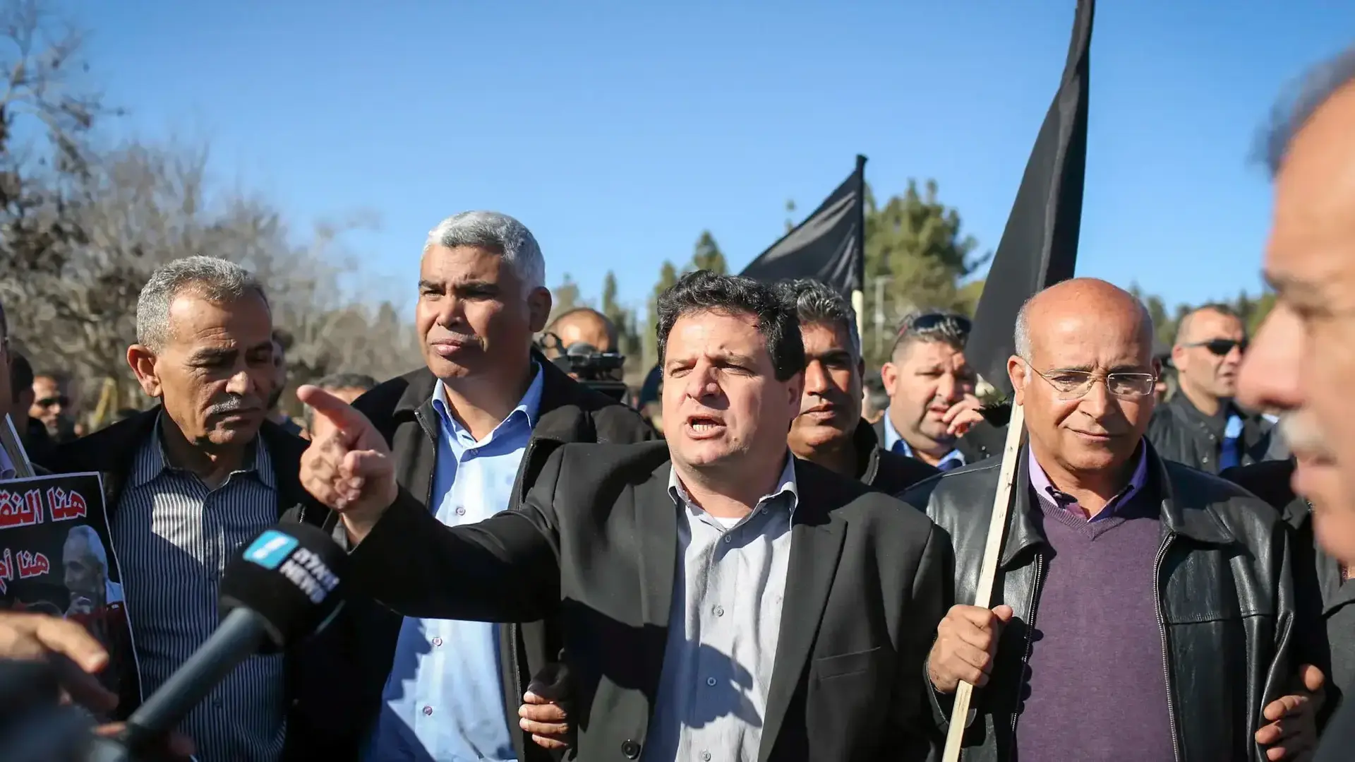 הפגנה של בדואים תושבי הנגב ותושבי קלנסווה על רקע הריסות הבתים, מול הכנסת. ינואר 2017 הפגנה של בדואים תושבי הנגב ותושבי קלנסווה על רקע הריסות הבתים, מול הכנסת. ינואר 2017