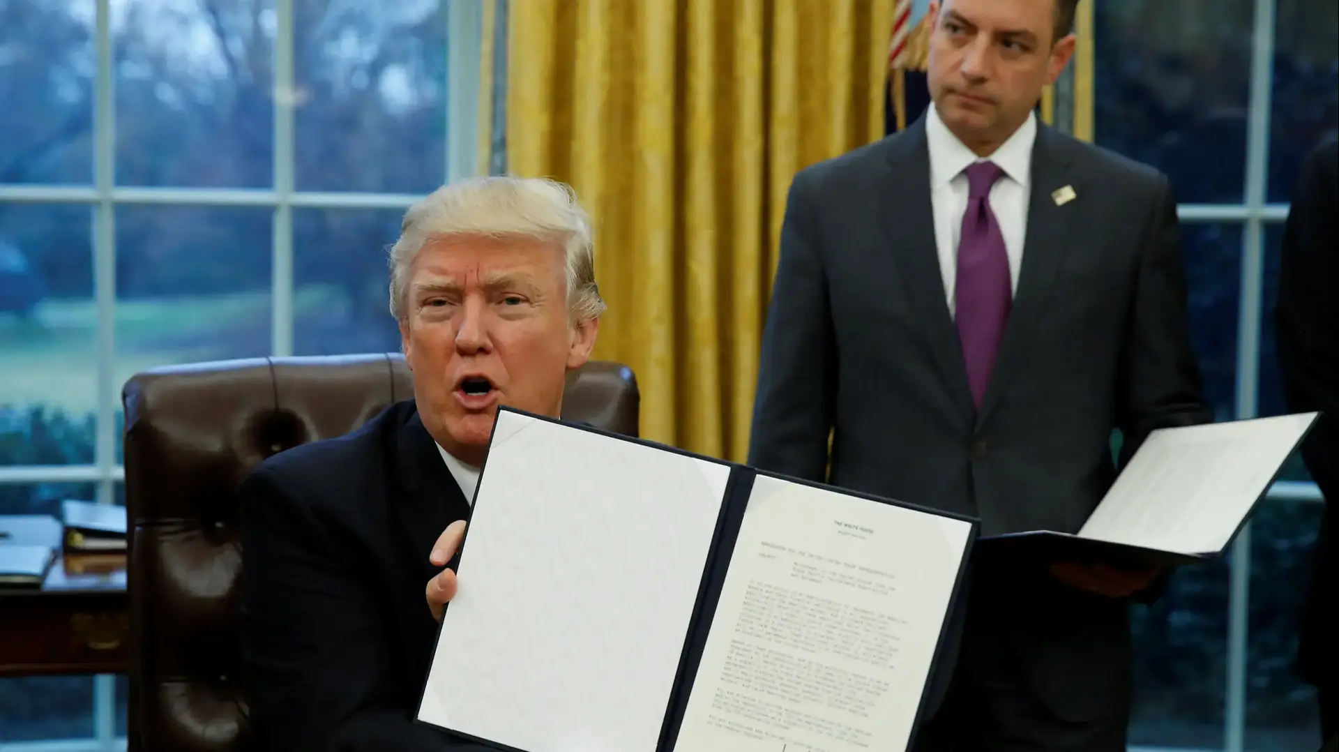 נשיא ארצות הברית דונלד טראמפ מראה את הצו עליו הוא חתם בבית הלבן, 23 בינואר 2017 נשיא ארצות הברית דונלד טראמפ מראה את הצו עליו הוא חתם בבית הלבן, 23 בינואר 2017