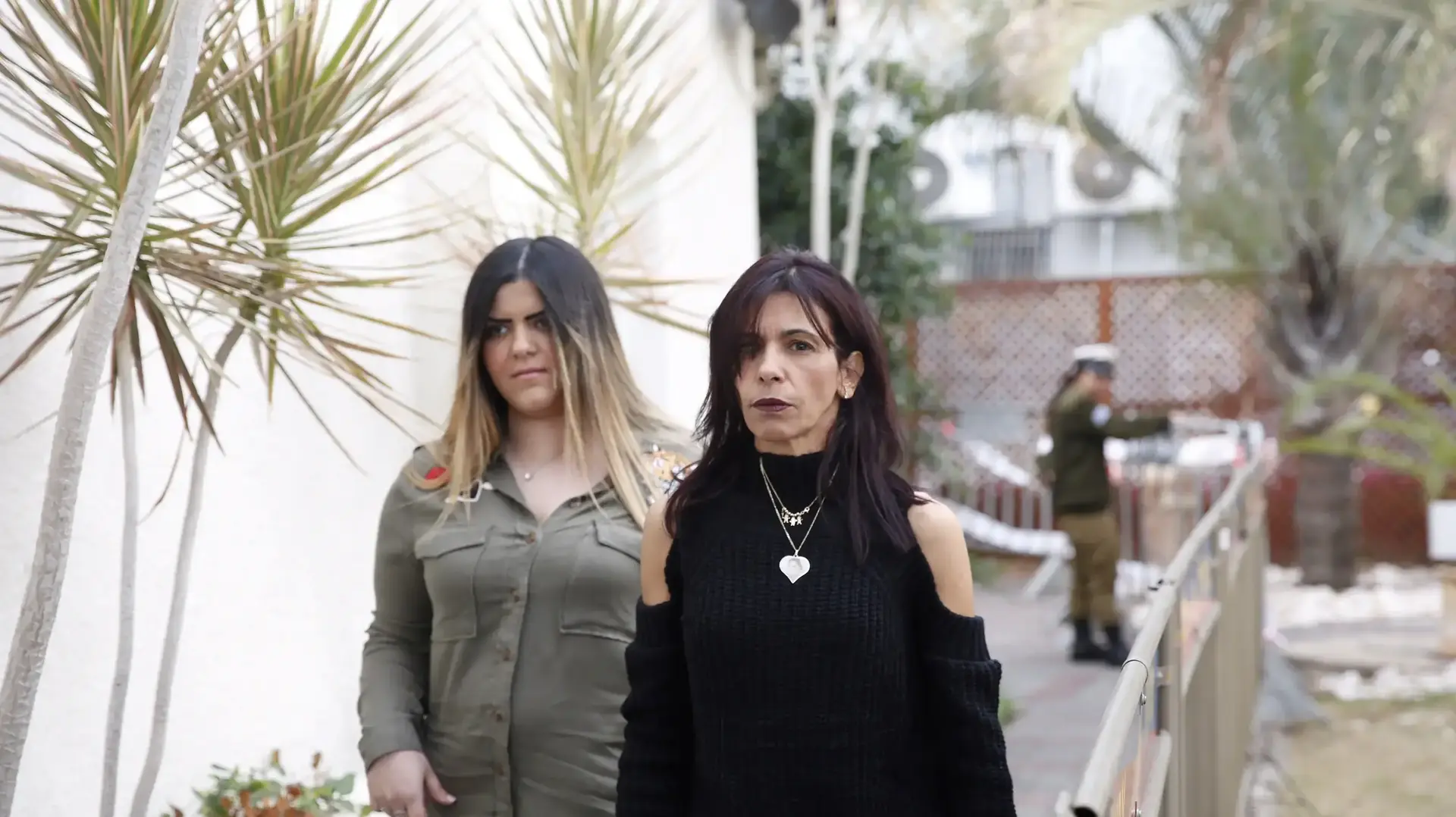 אושרה אזריה ואוראל באבא, לפני הדיון בטיעונים לעונשו של אלאור אזריה, הקריה 24 בינואר 2017 אושרה אזריה ואוראל באבא, לפני הדיון בטיעונים לעונשו של אלאור אזריה, הקריה 24 בינואר 2017