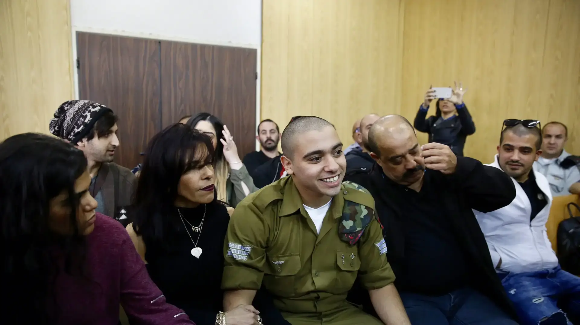 צ'רלי, אלאור ואושרה אזריה לפני הדיון בטיעונים לעונשו של אלאור אזריה, הקריה 24 בינואר 2017 צ'רלי, אלאור ואושרה אזריה לפני הדיון בטיעונים לעונשו של אלאור אזריה, הקריה 24 בינואר 2017