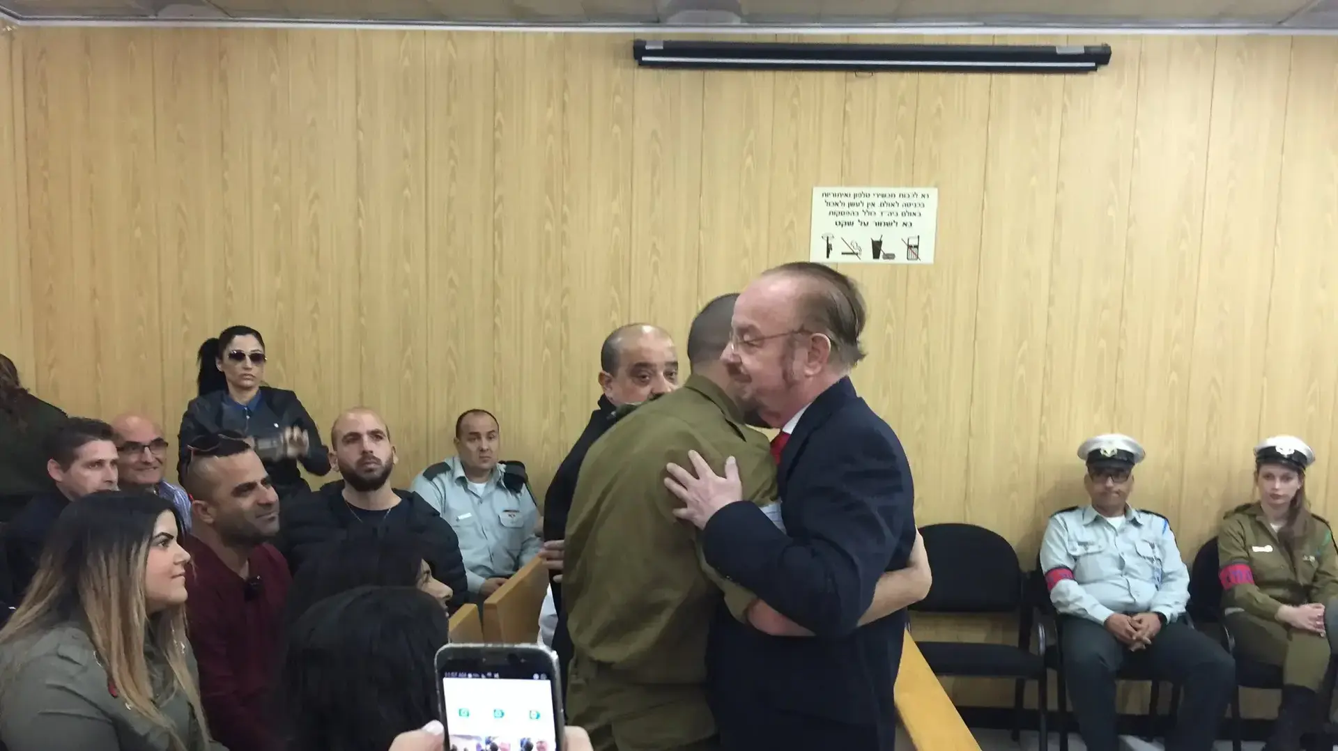 אלאור אזריה ויורם שפטל מתחבקים בפתח שלב הטיעונים לעונש במשפטו, 24 בינואר 2017 אלאור אזריה ויורם שפטל מתחבקים בפתח שלב הטיעונים לעונש במשפטו, 24 בינואר 2017