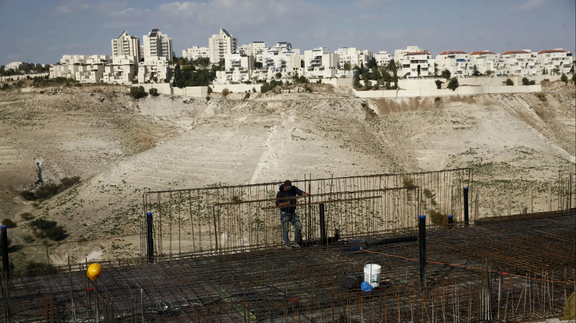 פועלי בניין מניחים יסודות לבתים חדשים במעלה אדומים, 24 בינואר 2017