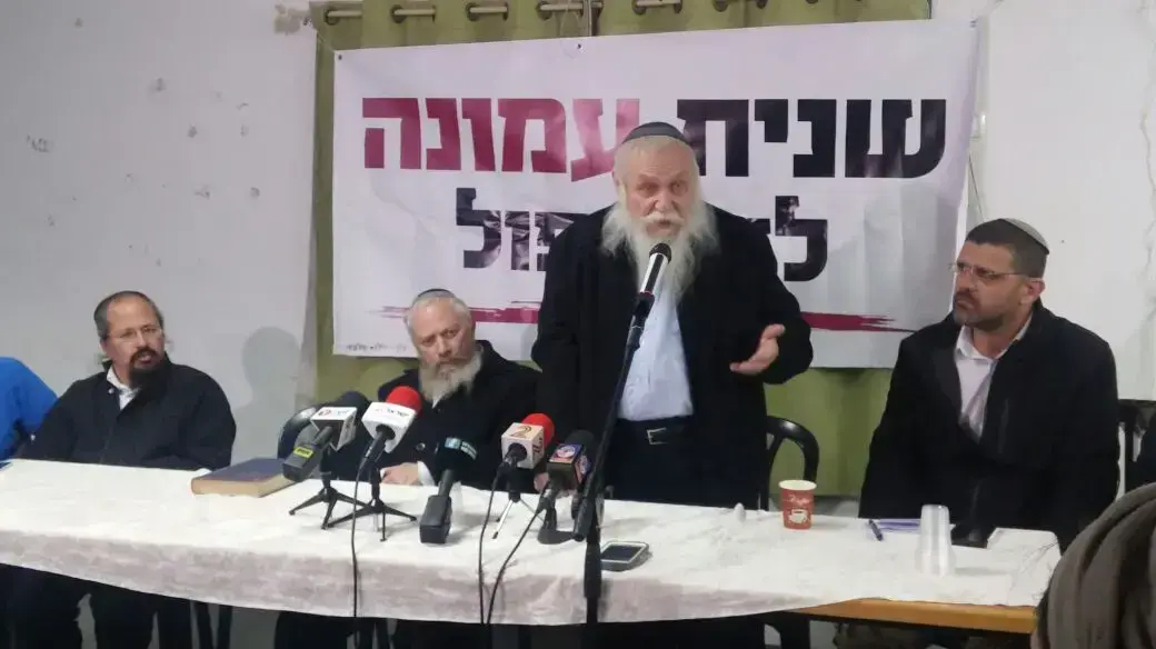 הרב חיים דרוקמן נואם לצד אביחי בוארון יו"ר מטה עמונה במסיבת עיתונאים להודעה על חידוש מאבק עמונה, 24 בינואר 2017