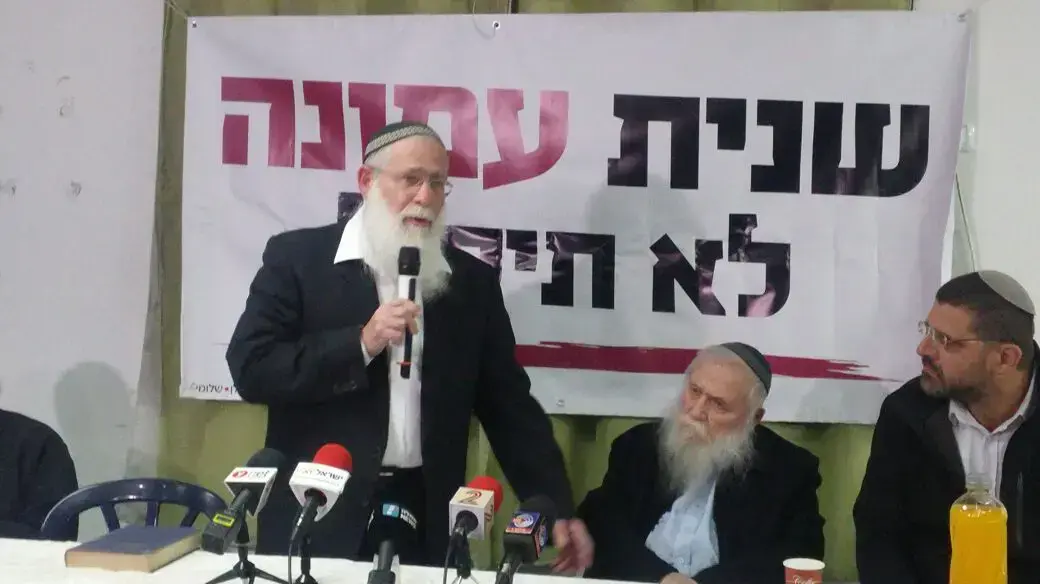 הרב חיים דרוקמן נואם לצד אביחי בוארון יו"ר מטה עמונה במסיבת עיתונאים להודעה על חידוש מאבק עמונה, 24 בינואר 2017 הרב חיים דרוקמן נואם לצד אביחי בוארון יו"ר מטה עמונה במסיבת עיתונאים להודעה על חידוש מאבק עמונה, 24 בינואר 2017