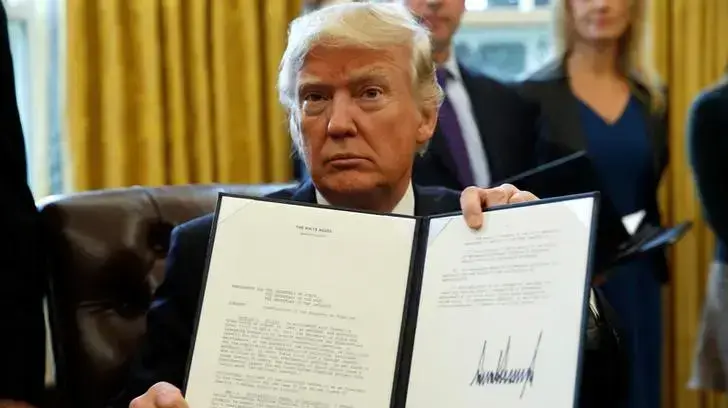 נשיא ארצות הברית דונלד טראמפ חותם על צווים להקמת צינורות נפט בדקוטה הצפונית, הבית הלבן, 24 בינואר 2017