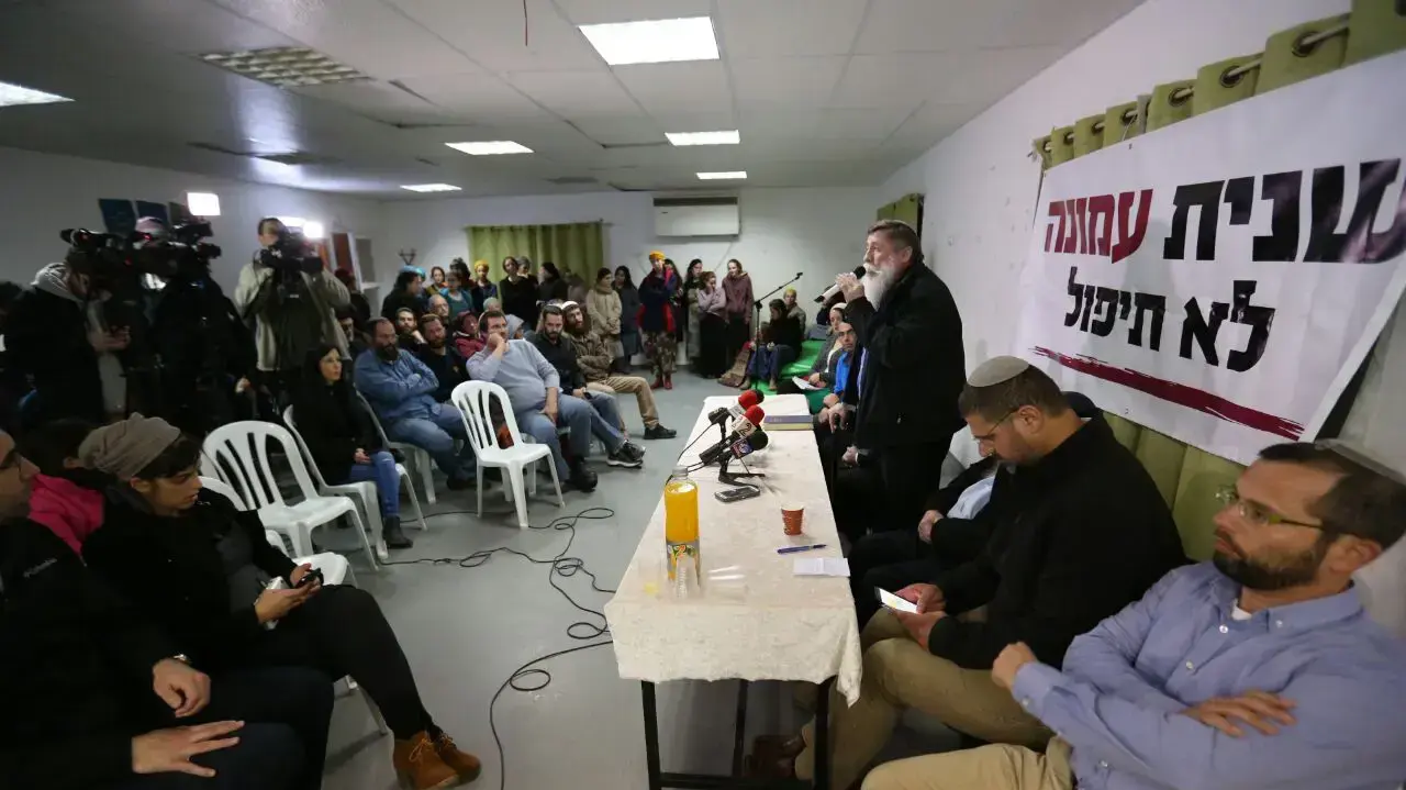 הרב חיים דרוקמן נואם לצד אביחי בוארון יו"ר מטה עמונה במסיבת עיתונאים להודעה על חידוש מאבק עמונה, 24 בינואר 2017 הרב חיים דרוקמן נואם לצד אביחי בוארון יו"ר מטה עמונה במסיבת עיתונאים להודעה על חידוש מאבק עמונה, 24 בינואר 2017