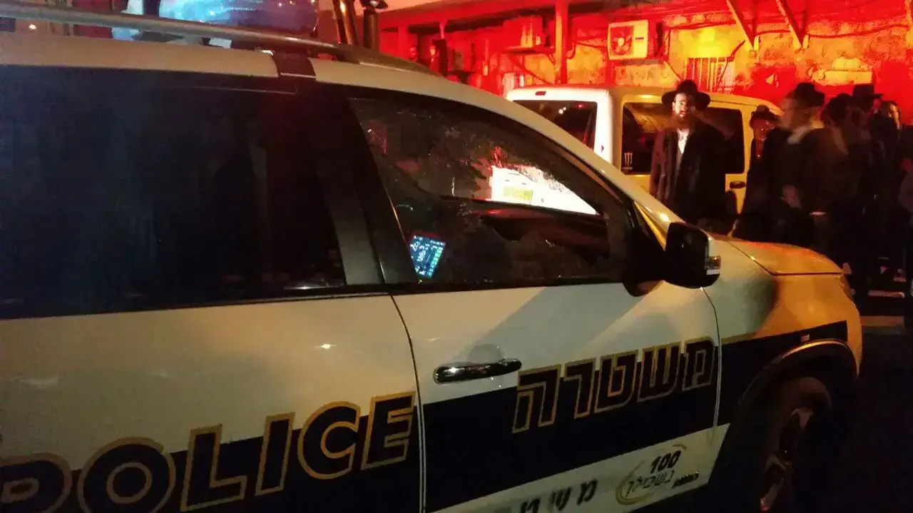 קטטה פרצה בין מתנגדי הרב ברלנד לתומכיו במאה שערים בעקבותיה אופנוע ורכב הוצתו ונשרפו, 24 בינואר 2017 קטטה פרצה בין מתנגדי הרב ברלנד לתומכיו במאה שערים בעקבותיה אופנוע ורכב הוצתו ונשרפו, 24 בינואר 2017
