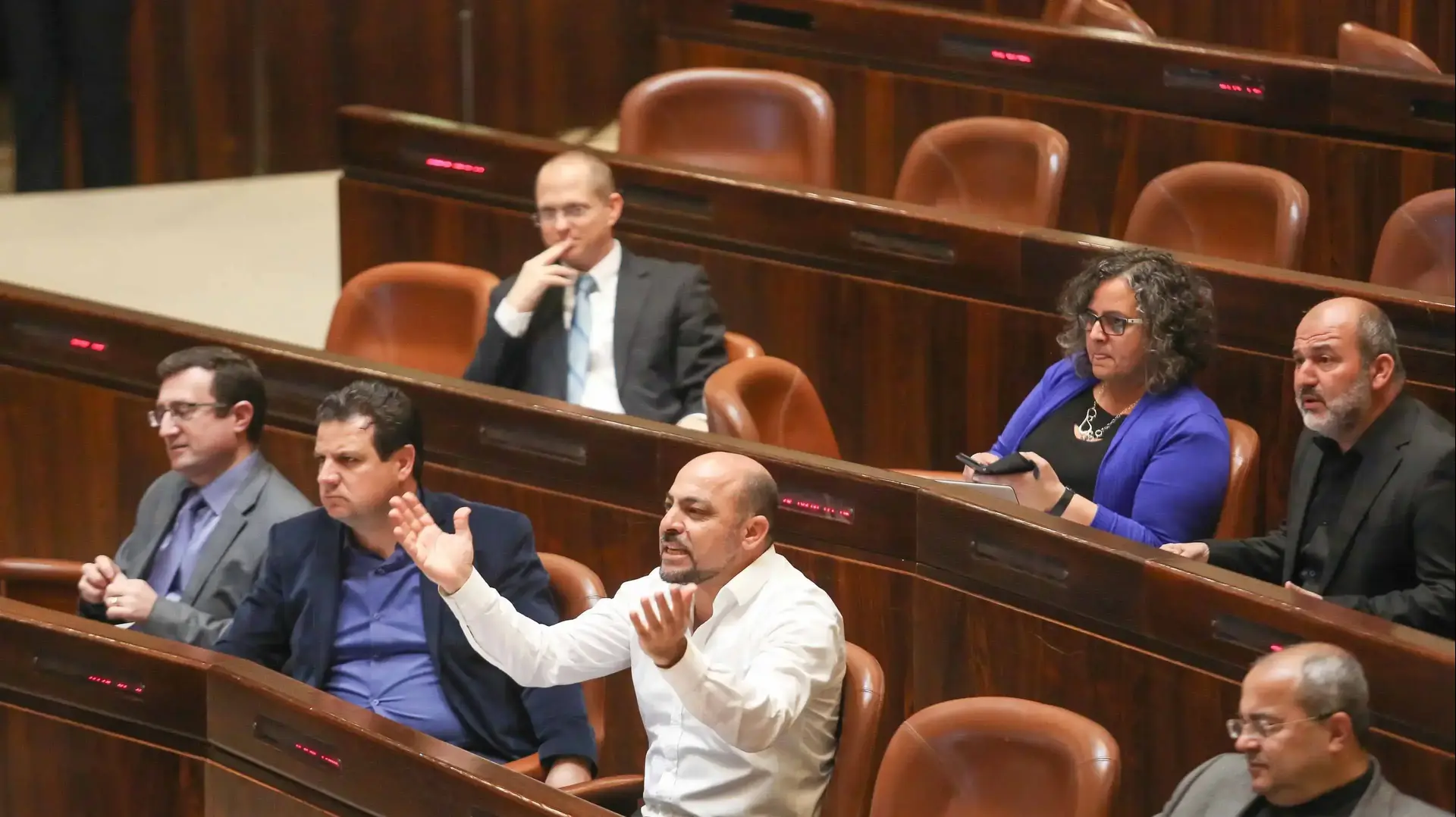 חברי הכנסת מהרימה המשותפת במליאת הכנסת בעת תשובתו של גלעד ארדן בנושא אום אל חיראן, 25 בינואר 2017