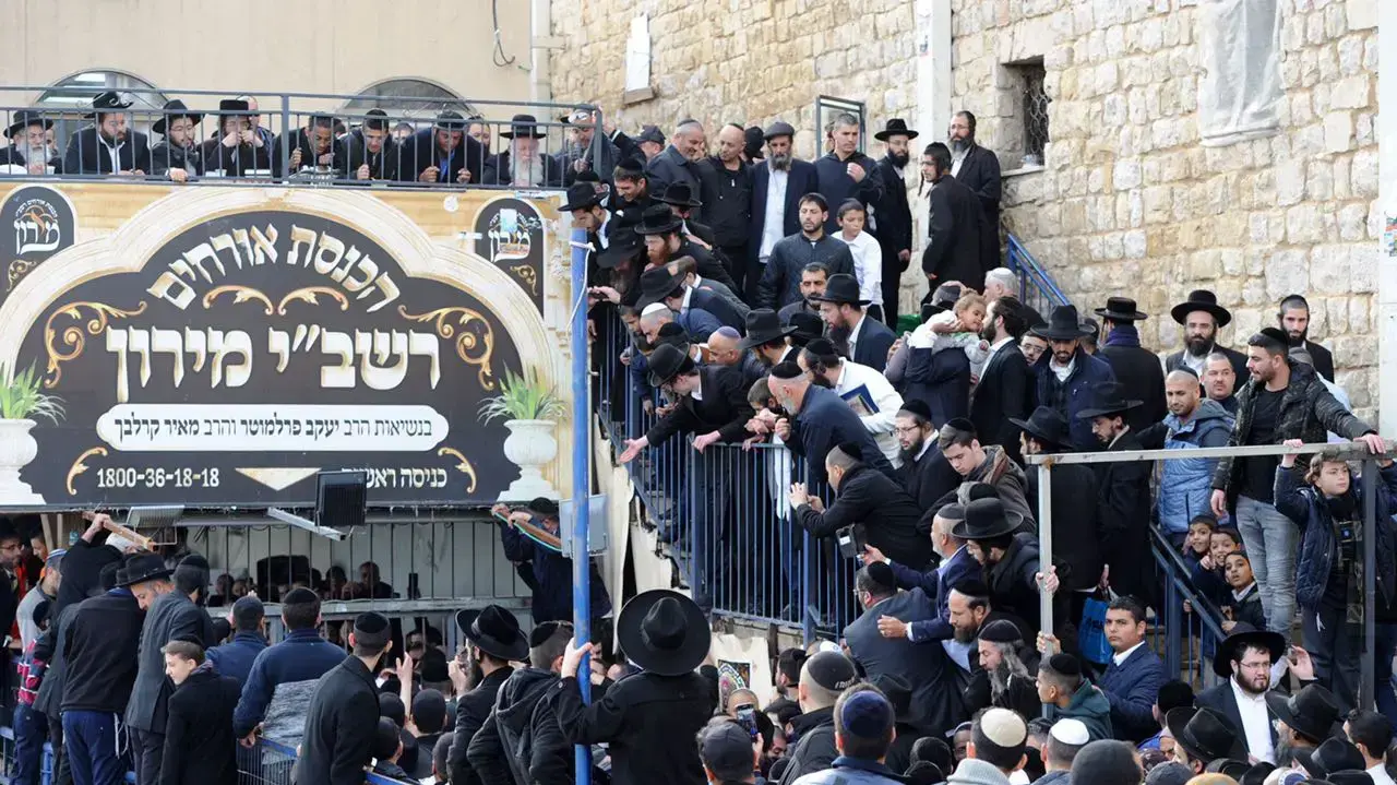 הרב יאשיהו פינטו בהר מירון לאחר שחרורו מהכלא היום, צפת. 25 בינואר 2017 הרב יאשיהו פינטו בהר מירון לאחר שחרורו מהכלא היום, צפת. 25 בינואר 2017